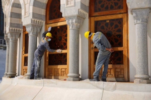 20 مهندساً وفنياً و6 مراحل لعمل الدهانات و4 مراحل لأعمال النجارة في صيانة أبواب المسجد الحرام