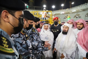 الرئيس العام يشيد بجهود قوة أمن المسجد الحرام خلال لقائه بالقيادات الأمنية أثناء مراسم تبديل كسوة الكعبة المشرفة