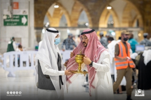 استقبال المصلين لصلاة العيد في المسجد الحرام بأفخر وأجود أنواع الطيب