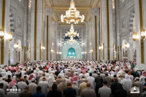 جموع المصلين تؤدي صلاة التهجد بالمسجد الحرام ليلة السابع والعشرين من رمضان