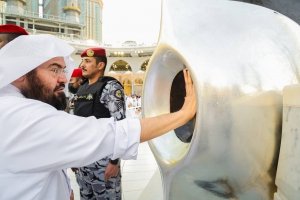 الرئيس العام يشارك في تطييب الحجر الأسود والكعبة المشرفة، ويؤكد عناية الدولة بالحرمين الشريفين