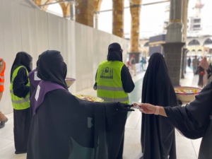 توزيع أكثر من 4 آلاف وجبة غذائية لقاصدات المسجد الحرام