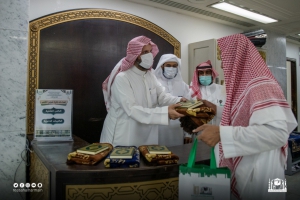 توزيع عدد من المصاحف والكتب الدعوية على قاصدي المسجد الحرام