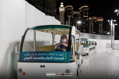 عربات قولف لطواف كبار السن وذوي الإعاقة في سطح المسجد الحرام