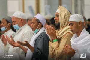 جموع المصلين تؤدي صلاة التراويح ثاني ليالي شهر رمضان المبارك بالمسجد الحرام وتوسعاته وساحاته