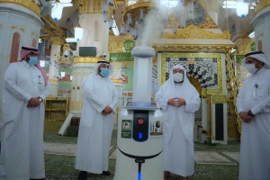 الرئيس العام يطلع على جهاز الذكاء الاصطناعي (الروبوت الذكي) لتعقيم وتطهير المسجد النبوي