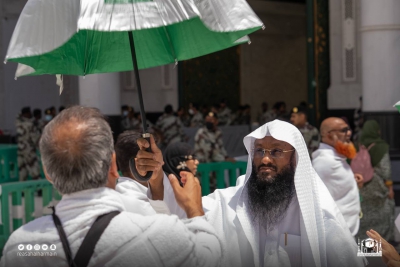 وكالة المسجد الحرام المساعدة للشؤون الاجتماعية توزع (12) ألف مظلة و (3) آلاف سجادة على قاصدي المسجد الحرام