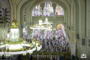 المصلين يؤدون صلاة التراويح في الليلة العاشرة من شهر رمضان المبارك بالمسجد الحرام