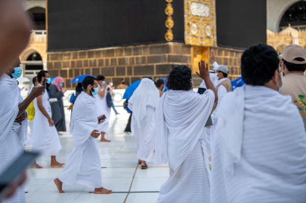 حجاج بيت الله الحرام يؤدون طواف الإفاضة