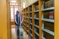 ضمن إجراءاتها الوقائية مكتبة المسجد الحرام تبذل المزيد من العناية لتطهير وتعقيم مقتنياتها