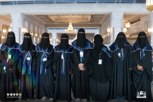 متطوعات من معهد الحرم المكي يخدمن قاصدات المسجد الحرام