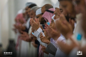 المصلون يؤدون صلاة التهجد لليلة السادس والعشرين من شهر رمضان المبارك