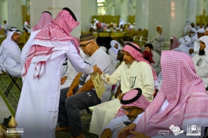 بمناسبة اليوم الوطني؛ وكالة الخدمات الاجتماعية والتطوعية تستقبل زوار المسجد الحرام بالهدايا