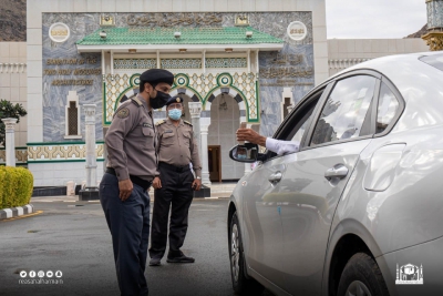 بعد رفع سقف الإجراءات الاحترازية في المسجد الحرام (٥٠٠) كادر أمني لدعم الخدمات التنظيمية والصحية