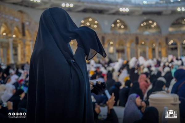 منسوبات التفويج والحشود بالمسجد الحرام: لحظات الإفطار لا يكتمل جمالها إلا ونحن نخدم ضيوف الرحمن